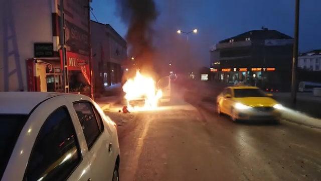 Arnavutköy'de alev alev yanan servis minibüsü kamerada