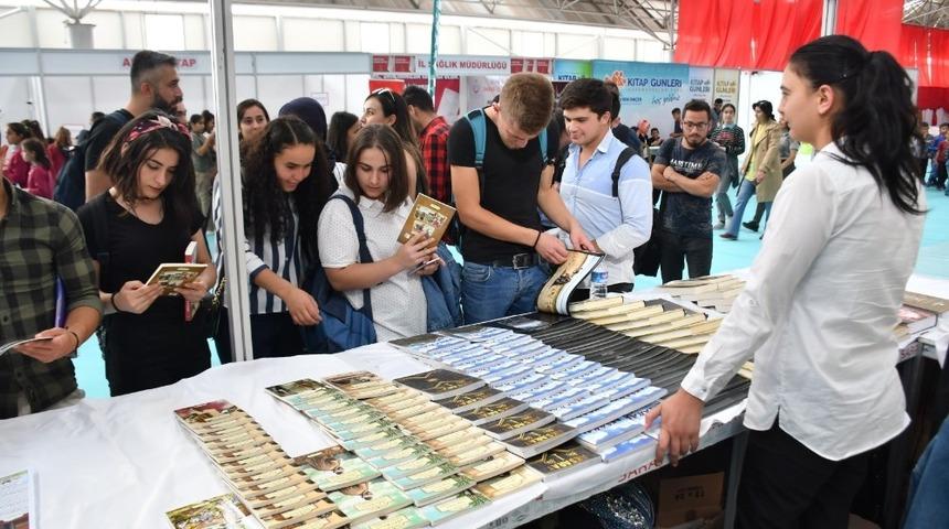 AS&Uuml; &ouml;ğrencilerinden kitap fuarına yoğun ilgi