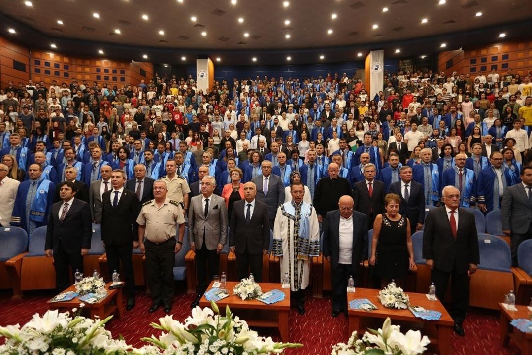 T&uuml;rkiye&rsquo;de ilk kez bir akademik yıl felsefe dersi ile başladı