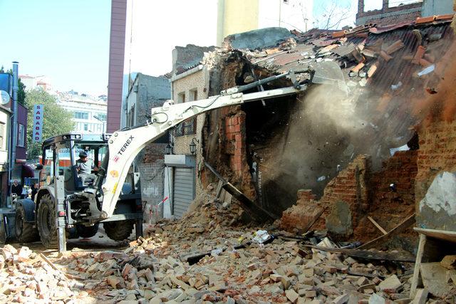 Beyoğlu'nda yıkılan metruk binanın enkazı kaldırılıyor