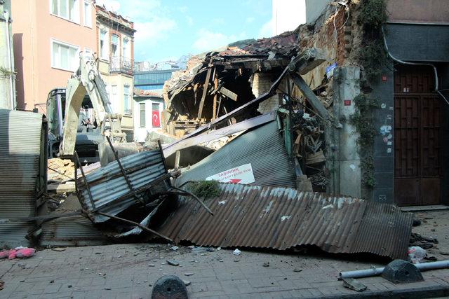 Beyoğlu'nda yıkılan metruk binanın enkazı kaldırılıyor