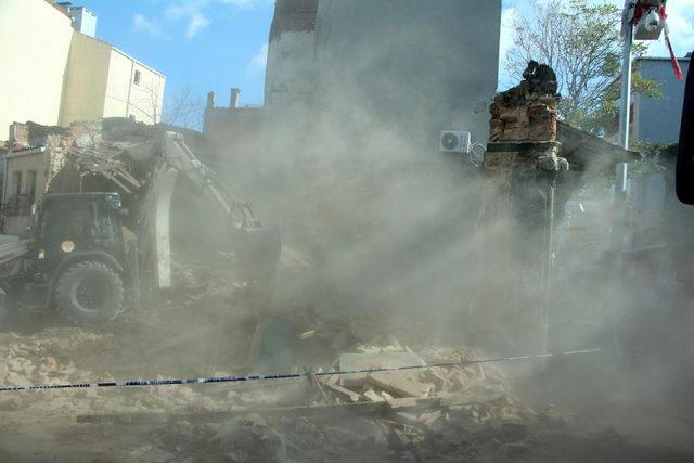 Beyoğlu'nda yıkılan metruk binanın enkazı kaldırılıyor