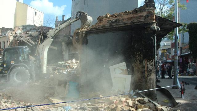 Beyoğlu'nda yıkılan metruk binanın enkazı kaldırılıyor