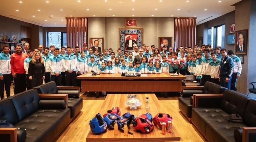 K&uuml;tahya Belediyespor Kul&uuml;b&uuml; sporcularına malzeme desteği