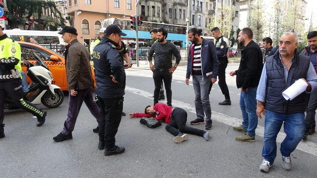 Beyoğlu'nda polise motosiklet çarptı