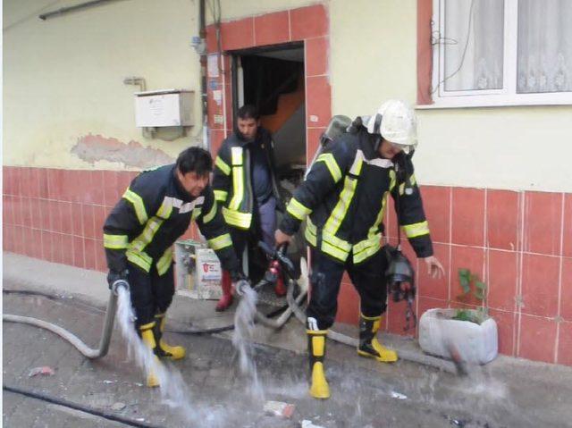 Eşi boşanma davası açınca, kiracı olduğu evi yaktı