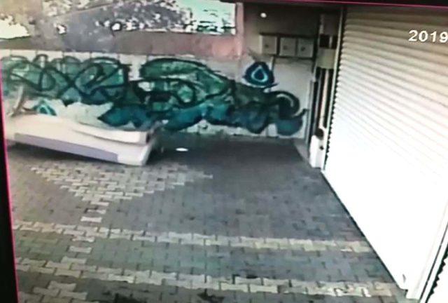 Yaşlı ve engellilerin oturması için konulan kanepe çalındı 1