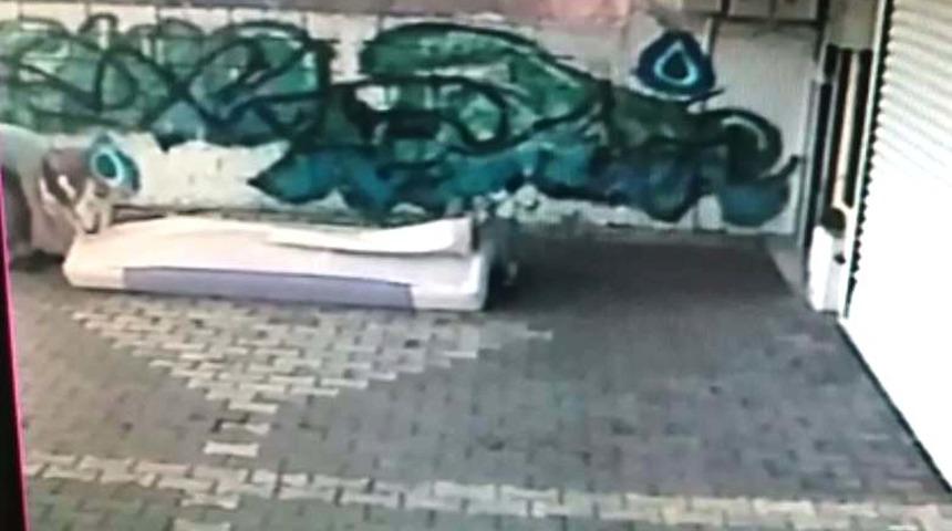 Yaşlı ve engellilerin oturması i&ccedil;in konulan kanepe &ccedil;alındı