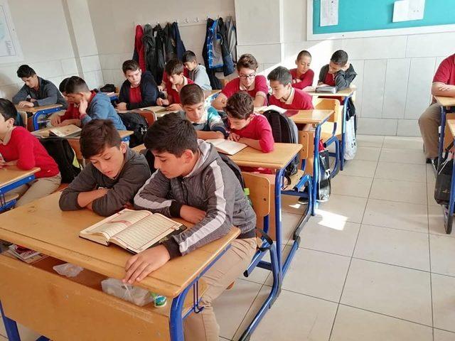 Öğrenciler Barış Pınarı Harekatına dualarla destek oldu