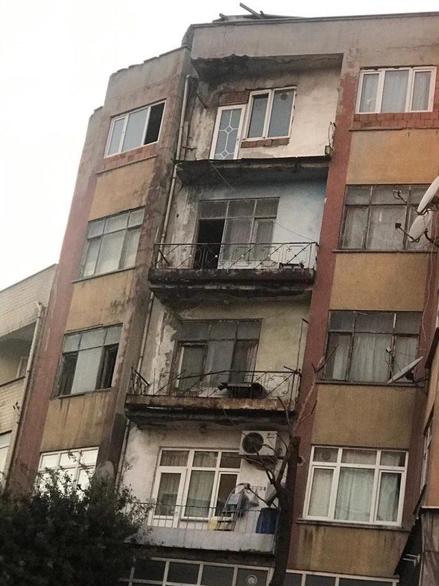 Gaziosmanpaşa'da tahliye kararı verilen binadan çıkmadılar