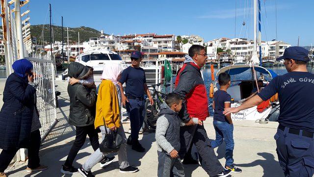 Kaçak göçmenler, lastik botları batmak üzereyken kurtarıldı