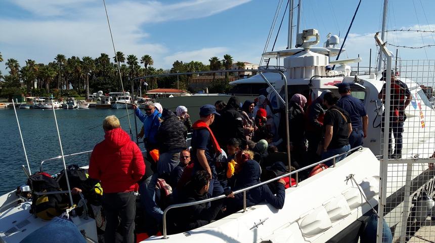Ka&ccedil;ak g&ouml;&ccedil;menler, lastik botları batmak &uuml;zereyken kurtarıldı