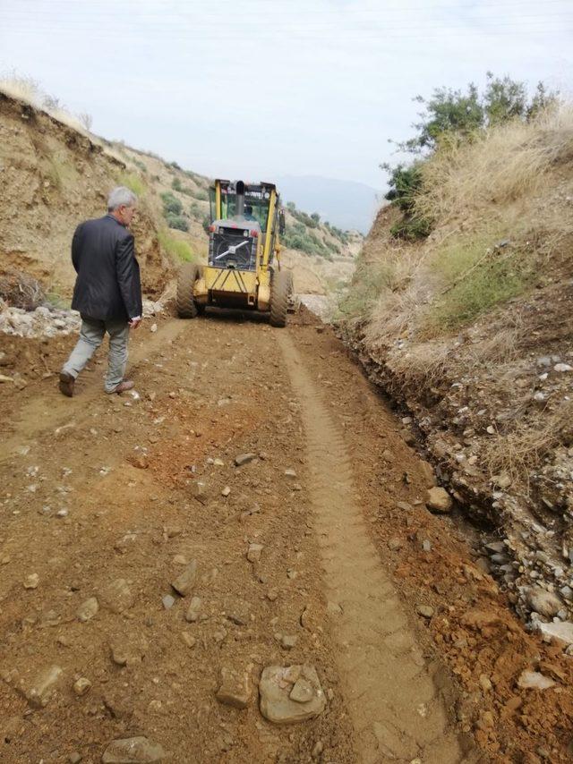 Turgutlu’da yağmurdan etkilenen yollara bakım