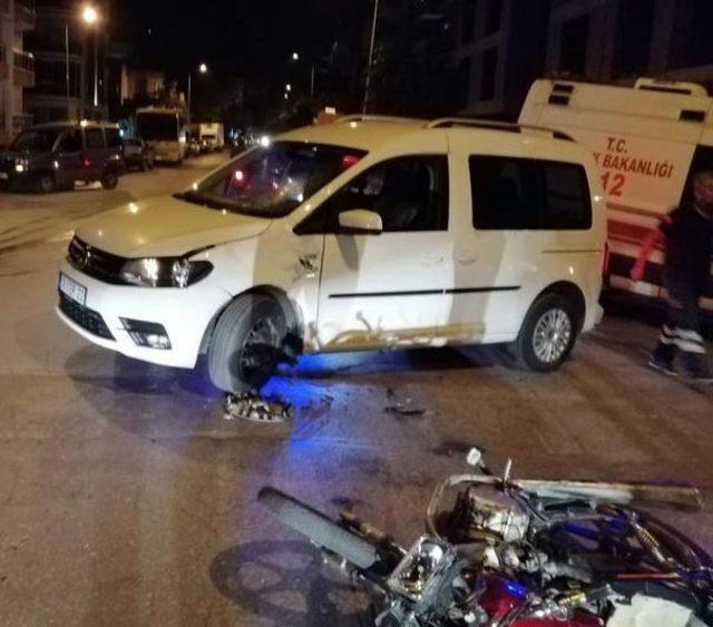 Hafif ticari araca çarpan 16 yaşındaki motosikletli yaralandı