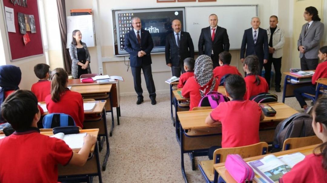 Vali Toraman: Merkezi sınavlar &ouml;ğrencilerin başarılarını değerlendirmede tek kıstas değildir