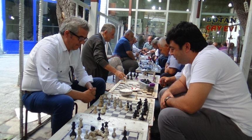 Siirt&rsquo;teki kahvede yarım asırdan bu yana satran&ccedil; oynanıyor