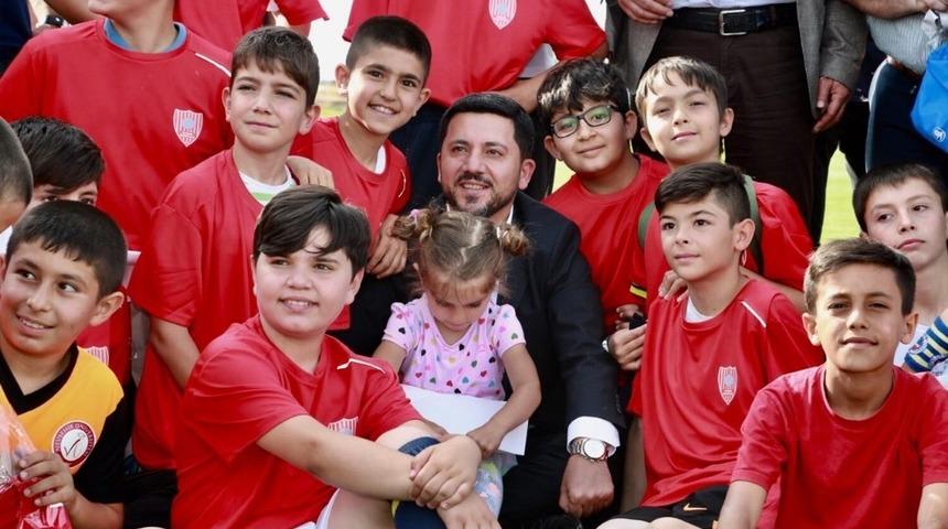 Belediye Başkanı Arı’dan mahallelere spor tesisi müjdesi