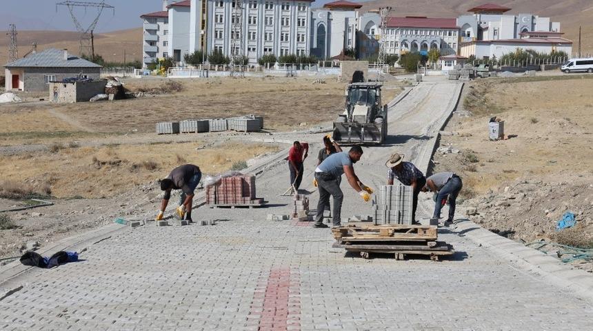 G&uuml;rpınar&rsquo;da parke &ccedil;alışmaları devam ediyor