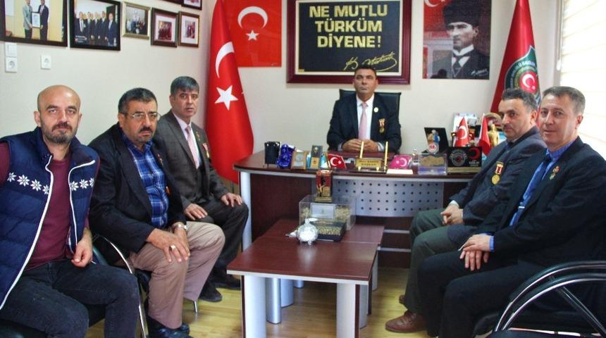 Gazilerden harekata destek: "&Ccedil;ağrılırsak silahımı alır giderim"