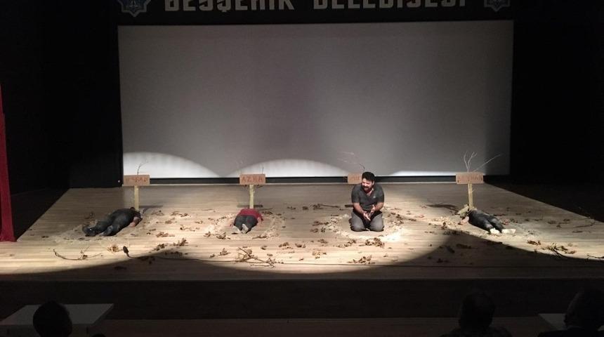 &Ouml;ğrencilere uyuşturucunun zararları tiyatro oyunuyla anlatıldı