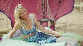 Elisabeth Moss gitti Kirsten Dunst geldi