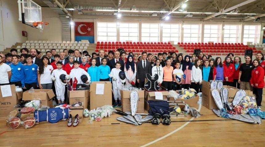 Okul spor kul&uuml;plerine malzeme desteği