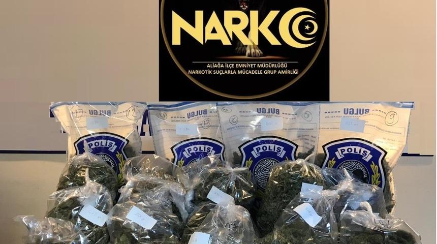 Polis ş&uuml;phelendi, &uuml;stlerinden ve ikametlerinden uyuşturucu &ccedil;ıktı