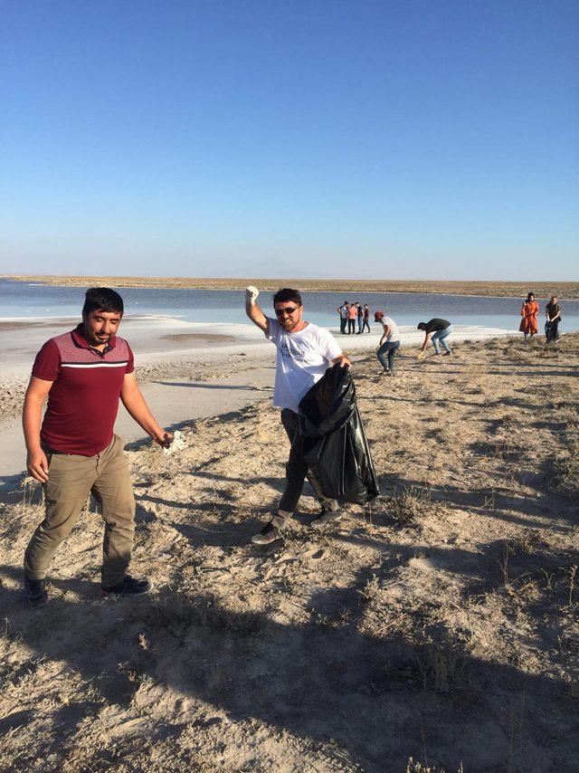 Üniversite öğrencileri, Tuz Gölü'nde çöp topladı