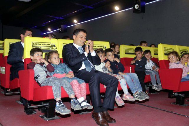 Erciş'te çocuklar sinema TIR'ında film izledi