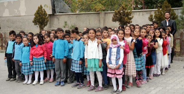 Erciş'te çocuklar sinema TIR'ında film izledi