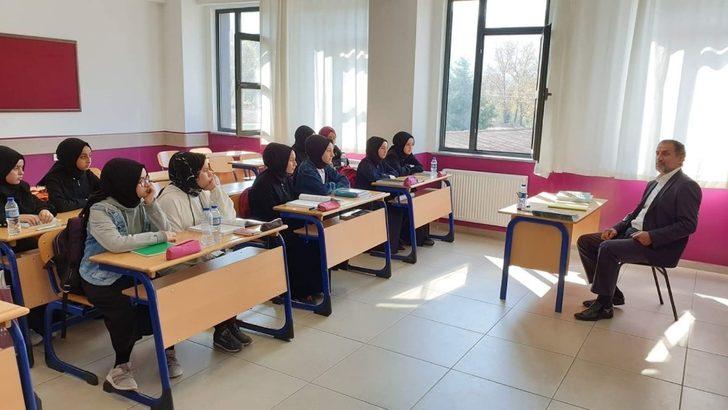 Başkan Şahin’den öğrencilere coğrafya atlası G4