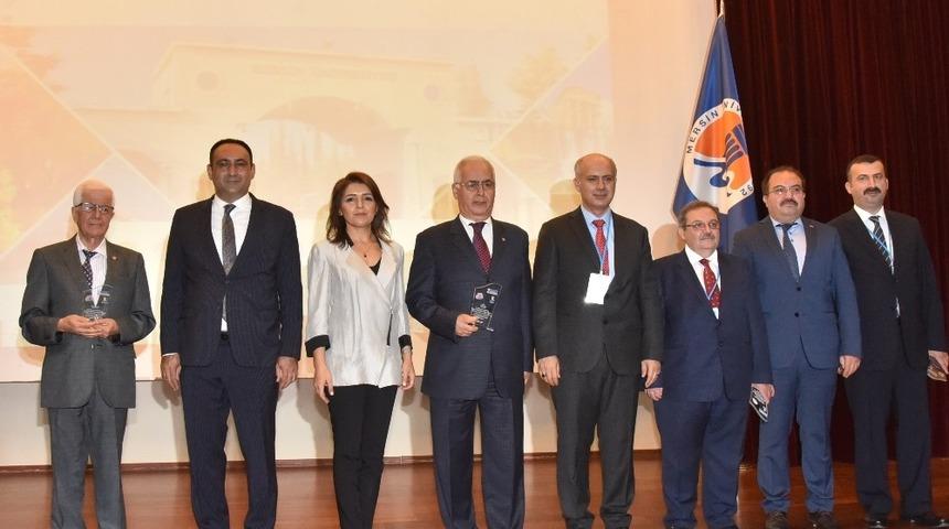 Başkan Yılmaz’a sempozyuma katkı plaketi