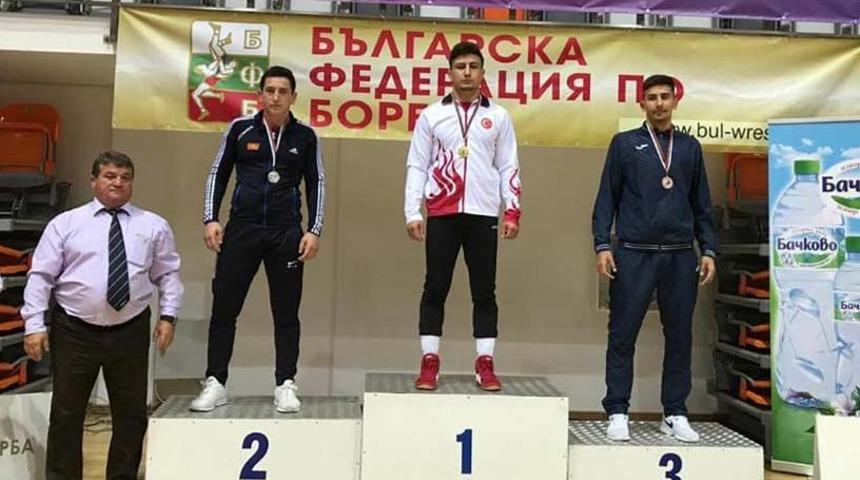 Sivaslı güreşçiler Bulgaristan’dan dereceyle döndü