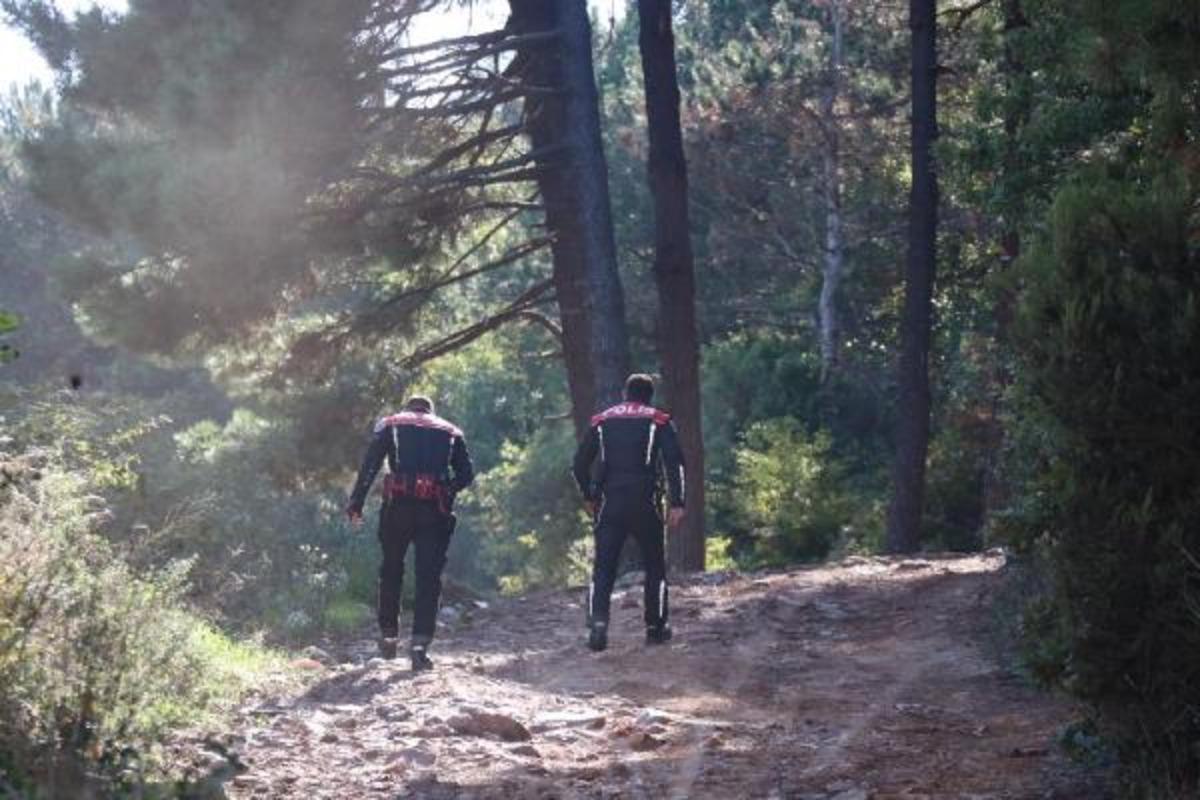 İstanbul'da hareketli dakikalar! G&ouml;zaltındaki ş&uuml;pheli polis aracını ka&ccedil;ırdı