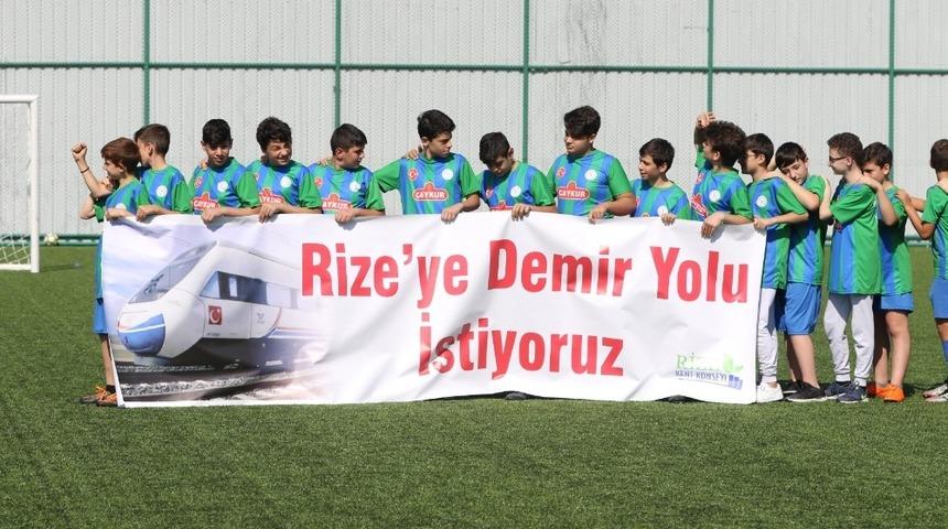 Miniklerden &ldquo;Rize&rsquo;ye demiryolu istiyoruz&ldquo; pankartı