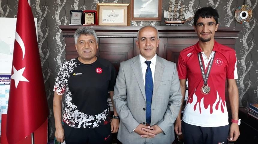 Milli atletten Başkan Ensari&rsquo;ye ziyaret