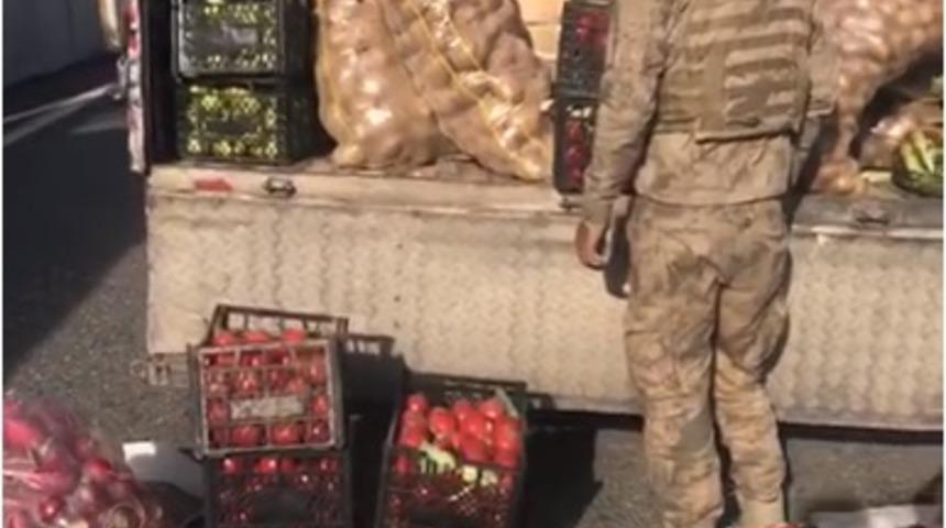 Meyve, sebze kasalarından ka&ccedil;ak sigara &ccedil;ıktı