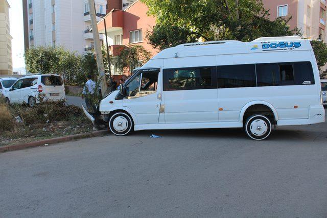 Öğrenci servisi ile hafif ticari araç çarpıştı: 10 yaralı