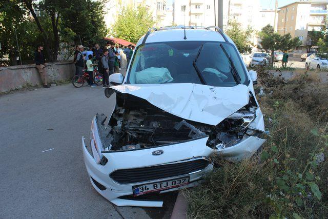 Öğrenci servisi ile hafif ticari araç çarpıştı: 10 yaralı