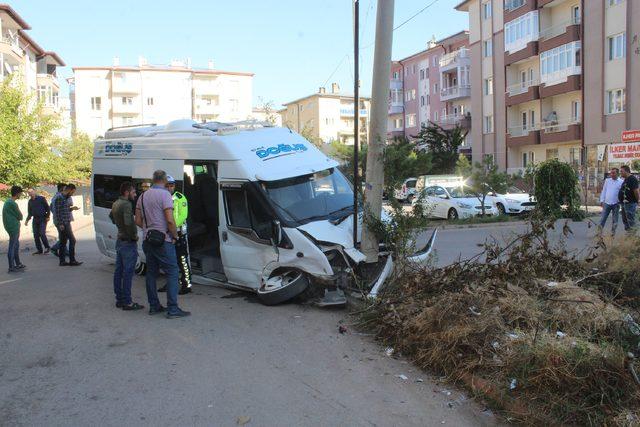Öğrenci servisi ile hafif ticari araç çarpıştı: 10 yaralı