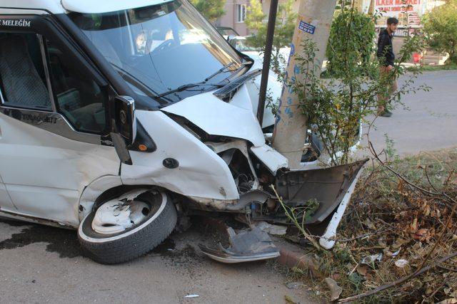 Öğrenci servisi ile hafif ticari araç çarpıştı: 10 yaralı
