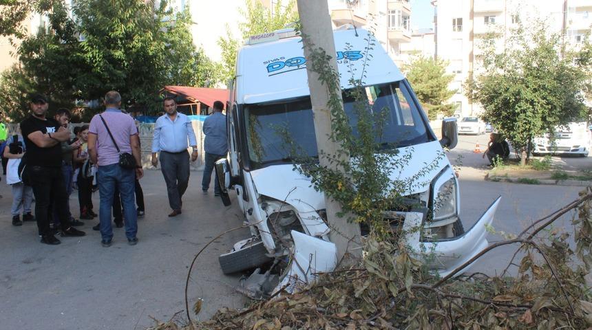 &Ouml;ğrenci servisi ile&nbsp;hafif ticari ara&ccedil; &ccedil;arpıştı: 10 yaralı