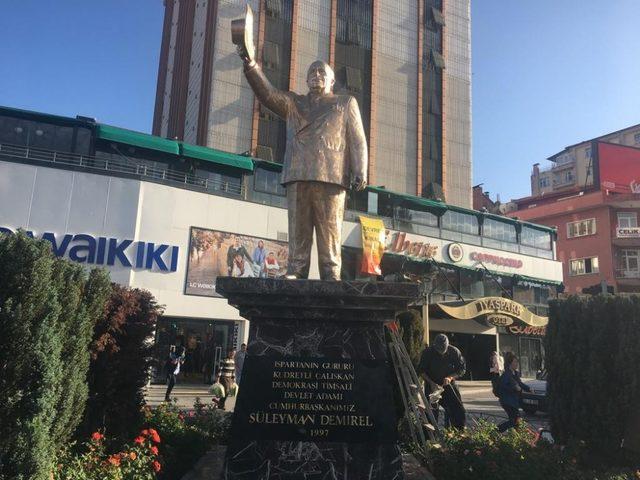 Isparta’nın simgelerinden Süleyman Demirel heykeli kalaylandı