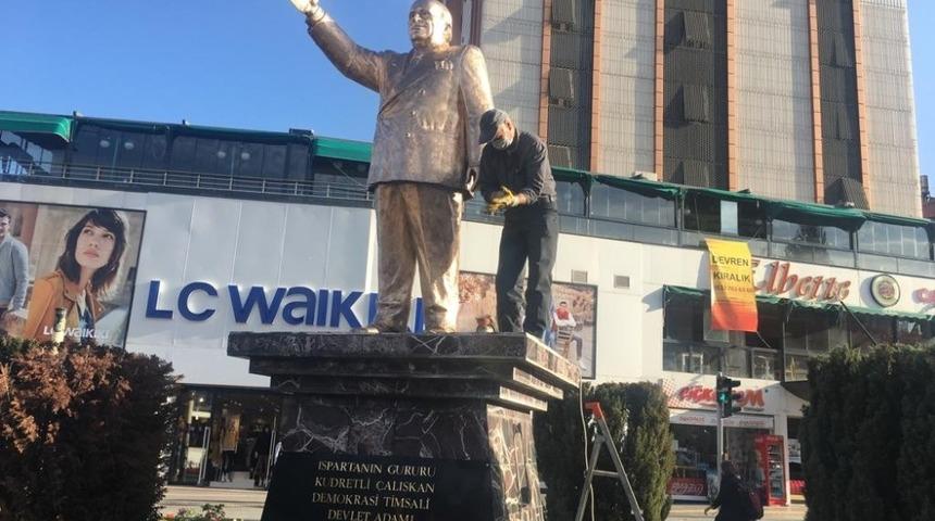 Isparta&rsquo;nın simgelerinden S&uuml;leyman Demirel heykeli kalaylandı