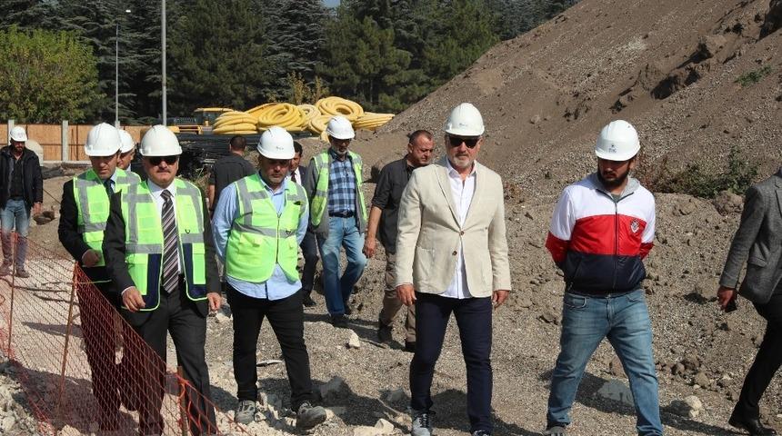 Vali Çakacak, millet bahçesindeki çalışmaları inceledi