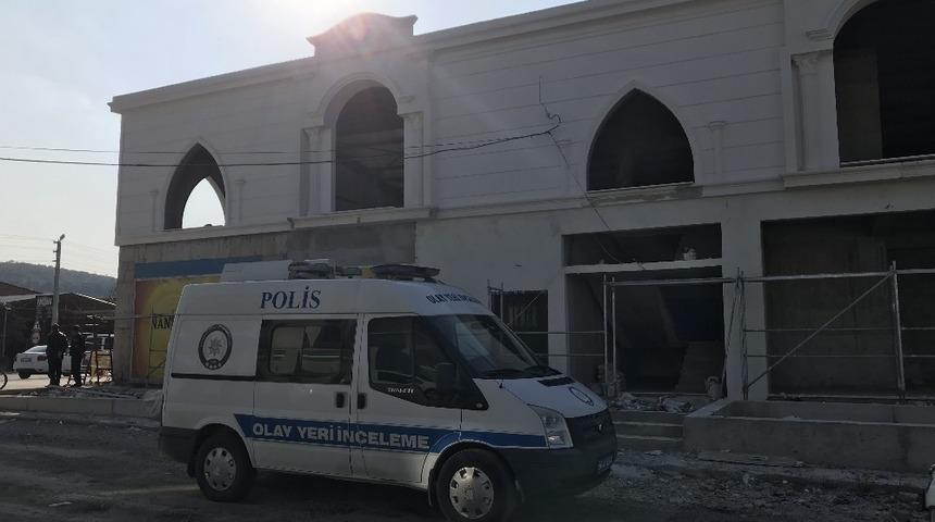 Kavgayı ayırmak istedi bı&ccedil;aklandı