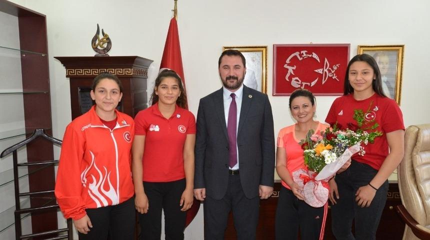 Balkan şampiyonu altın kızlara &ouml;d&uuml;l