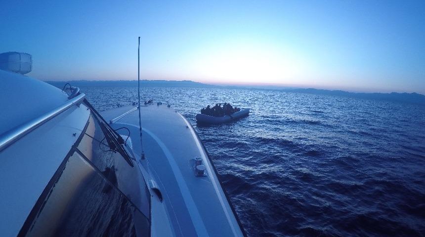 Ayvalık&rsquo;ta 28 d&uuml;zensiz g&ouml;&ccedil;men yakalandı