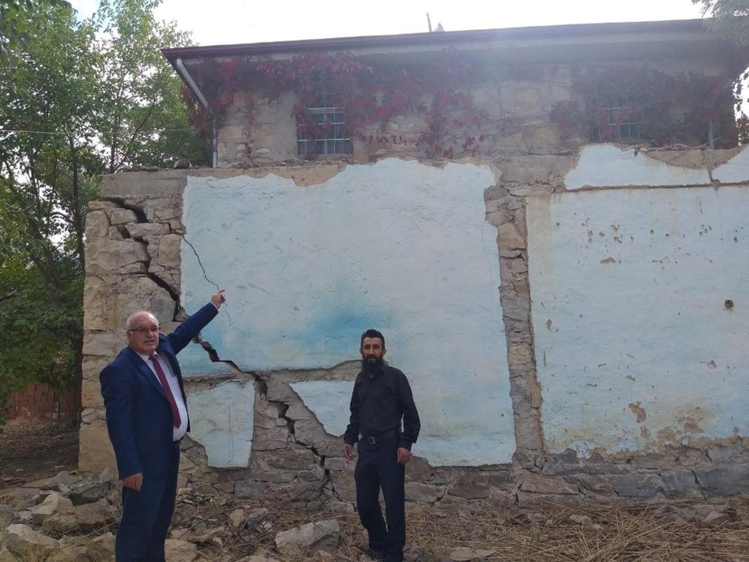 Duvarları &ccedil;atlamıştı, kontroll&uuml; yıkımı yapıldı