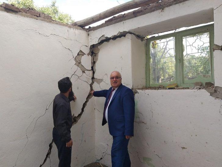 Duvarları çatlamıştı, kontrollü yıkımı yapıldı G2